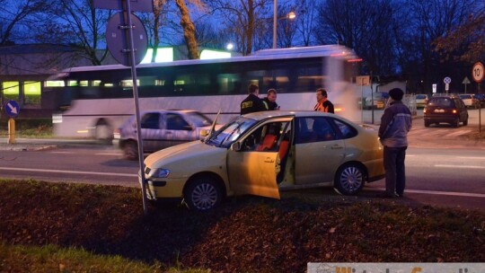 Zasłabł i wjechał w znak