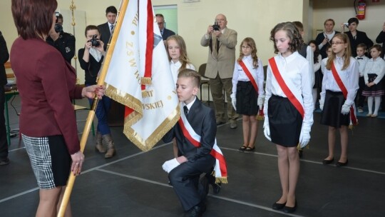 Sztandar dla szkoły 70 lat po spaleniu Wanat