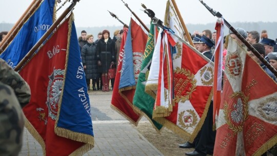 Sztandar dla szkoły 70 lat po spaleniu Wanat