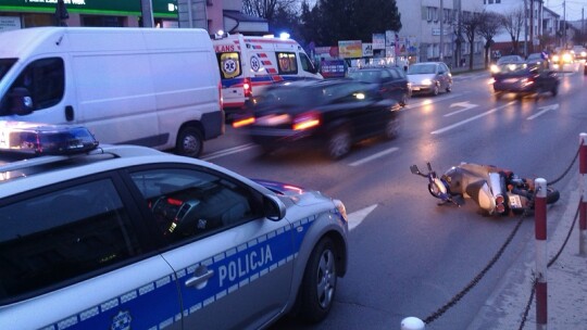 Wypadek w centrum. Ranna motorowerzystka