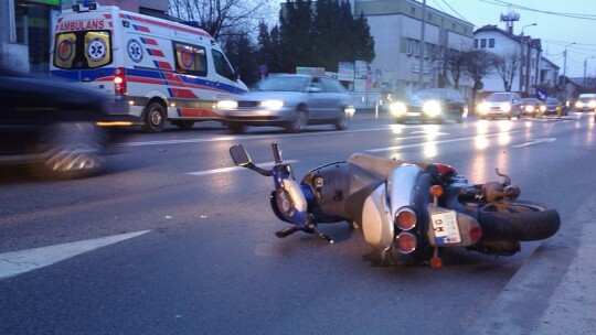 Wypadek w centrum. Ranna motorowerzystka