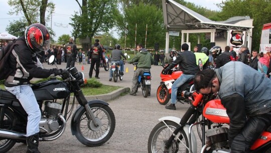 Fani starych motocykli dzieciom