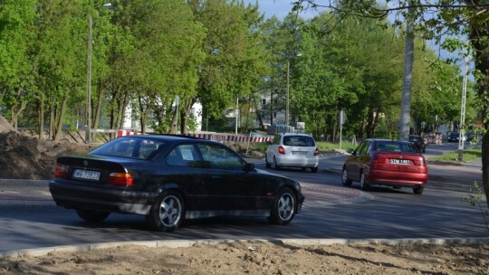 Opóźnione rondo z drzewem na ścieżce rowerowej