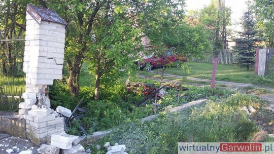 Wyleciał z drogi, ściął ogrodzenie i dachował