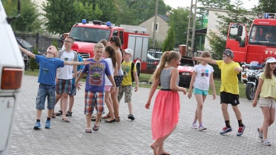 Jak się bawią ludzie, kiedy pada deszcz?