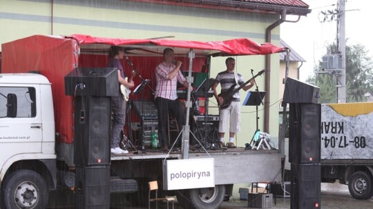 Jak się bawią ludzie, kiedy pada deszcz?