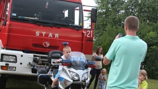Jak się bawią ludzie, kiedy pada deszcz?