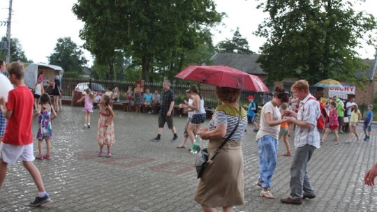 Jak się bawią ludzie, kiedy pada deszcz?