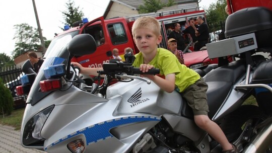 Jak się bawią ludzie, kiedy pada deszcz?