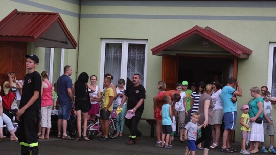 Jak się bawią ludzie, kiedy pada deszcz?