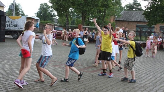 Jak się bawią ludzie, kiedy pada deszcz?
