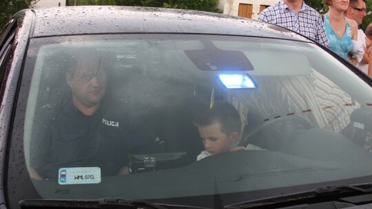 Jak się bawią ludzie, kiedy pada deszcz?