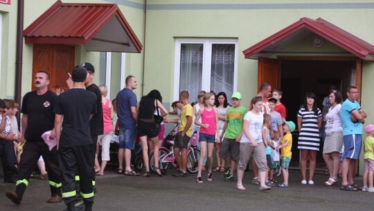 Jak się bawią ludzie, kiedy pada deszcz?