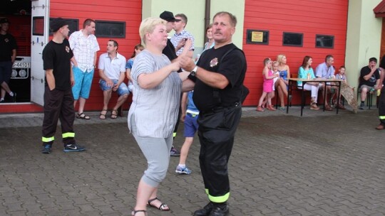 Jak się bawią ludzie, kiedy pada deszcz?