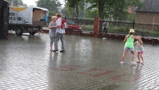 Jak się bawią ludzie, kiedy pada deszcz?