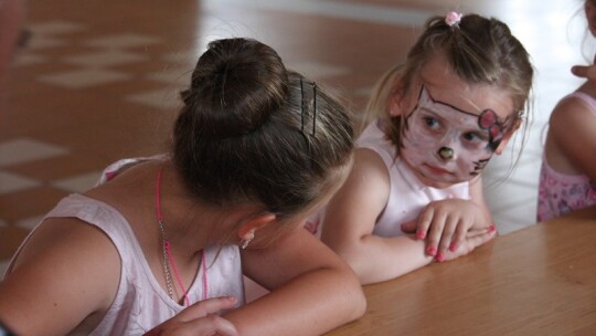 Jak się bawią ludzie, kiedy pada deszcz?