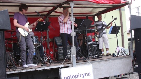 Jak się bawią ludzie, kiedy pada deszcz?