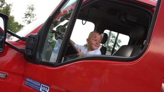 Jak się bawią ludzie, kiedy pada deszcz?