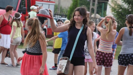 Jak się bawią ludzie, kiedy pada deszcz?