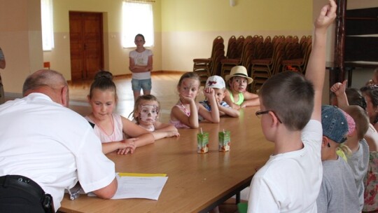 Jak się bawią ludzie, kiedy pada deszcz?