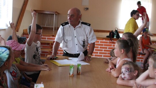 Jak się bawią ludzie, kiedy pada deszcz?