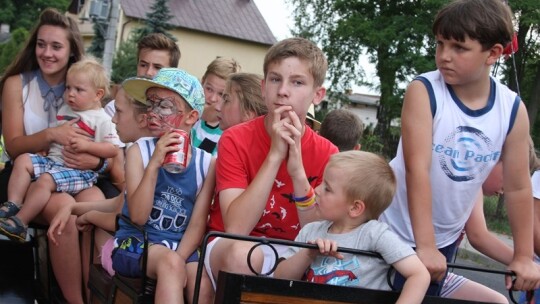 Jak się bawią ludzie, kiedy pada deszcz?