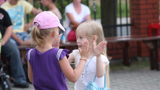 Jak się bawią ludzie, kiedy pada deszcz?