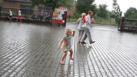 Jak się bawią ludzie, kiedy pada deszcz?