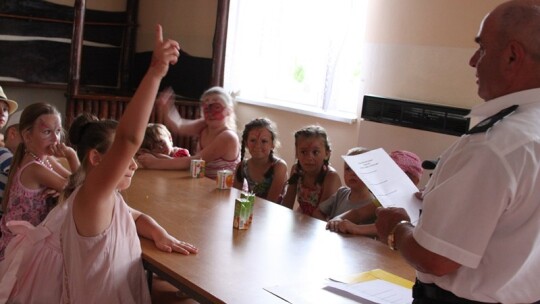 Jak się bawią ludzie, kiedy pada deszcz?