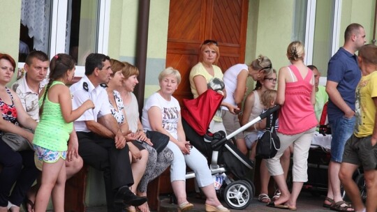 Jak się bawią ludzie, kiedy pada deszcz?