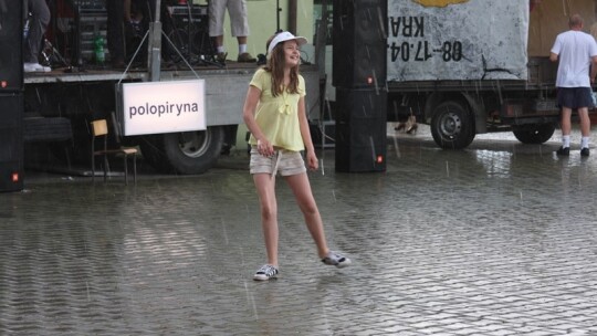 Jak się bawią ludzie, kiedy pada deszcz?