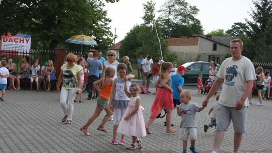 Jak się bawią ludzie, kiedy pada deszcz?