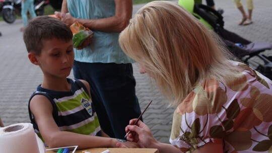 Jak się bawią ludzie, kiedy pada deszcz?
