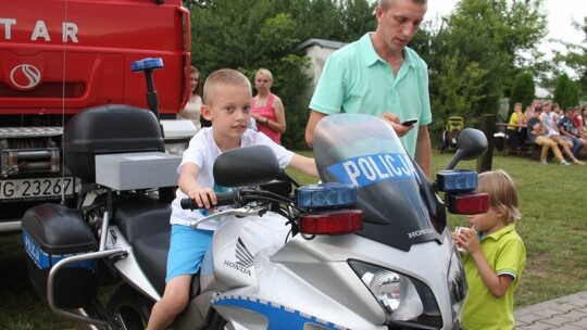 Jak się bawią ludzie, kiedy pada deszcz?
