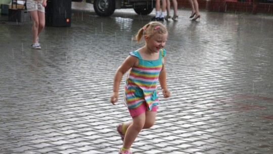 Jak się bawią ludzie, kiedy pada deszcz?