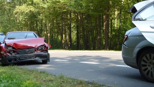 Zagapiła się i wjechała w mercedesa