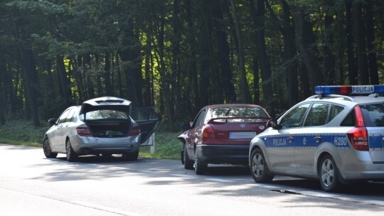 Zagapiła się i wjechała w mercedesa