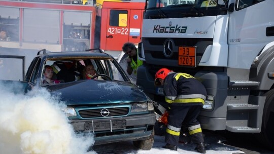 Cysterna zderzyła się z oplem na Shellu Cysterna zderzyła się z oplem na Shellu