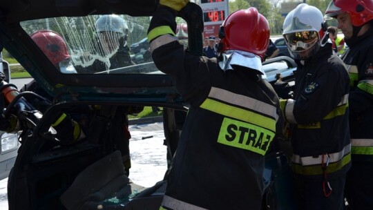 Cysterna zderzyła się z oplem na Shellu Cysterna zderzyła się z oplem na Shellu