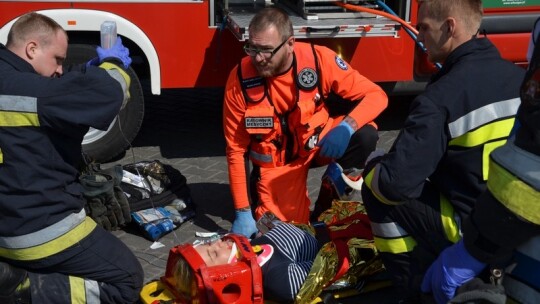 Cysterna zderzyła się z oplem na Shellu Cysterna zderzyła się z oplem na Shellu