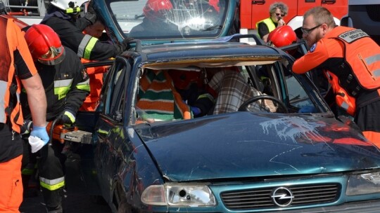 Cysterna zderzyła się z oplem na Shellu Cysterna zderzyła się z oplem na Shellu