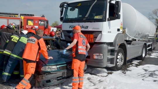 Cysterna zderzyła się z oplem na Shellu Cysterna zderzyła się z oplem na Shellu