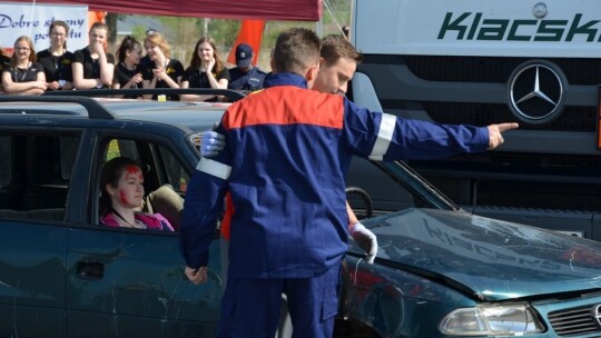 Cysterna zderzyła się z oplem na Shellu Cysterna zderzyła się z oplem na Shellu