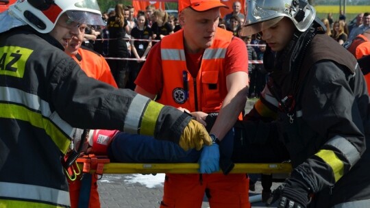 Cysterna zderzyła się z oplem na Shellu Cysterna zderzyła się z oplem na Shellu