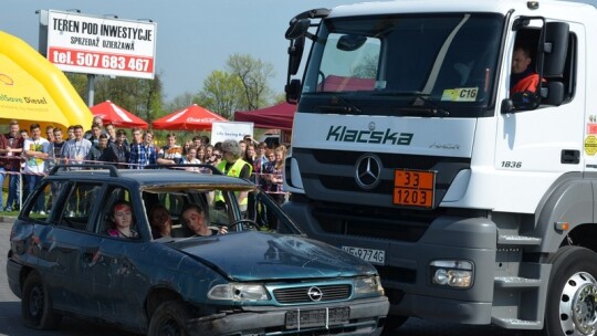 Cysterna zderzyła się z oplem na Shellu Cysterna zderzyła się z oplem na Shellu