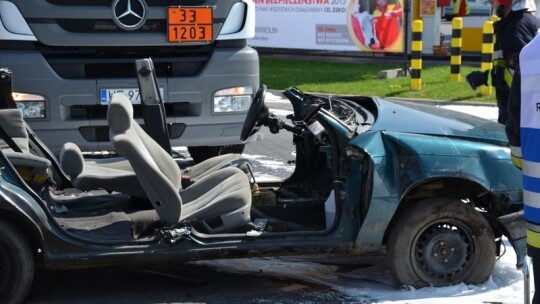 Cysterna zderzyła się z oplem na Shellu Cysterna zderzyła się z oplem na Shellu