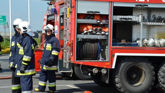 Cysterna zderzyła się z oplem na Shellu Cysterna zderzyła się z oplem na Shellu