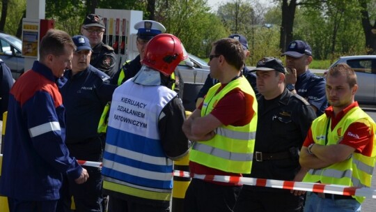 Cysterna zderzyła się z oplem na Shellu Cysterna zderzyła się z oplem na Shellu