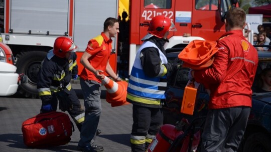 Cysterna zderzyła się z oplem na Shellu Cysterna zderzyła się z oplem na Shellu