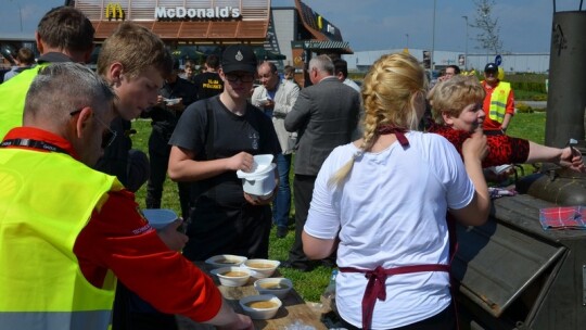 Cysterna zderzyła się z oplem na Shellu Cysterna zderzyła się z oplem na Shellu